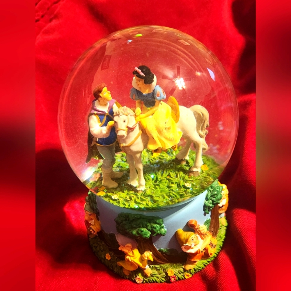 Enesco Disney Snow White Music Box/ Glitter Globe